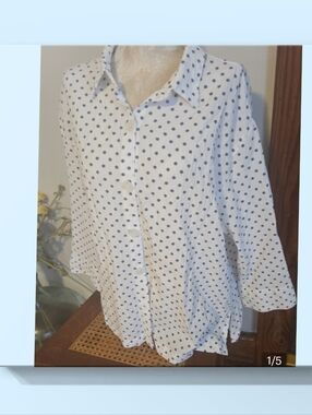 White Stag White Button-Up Top with Navy Polka Dots Size Lg